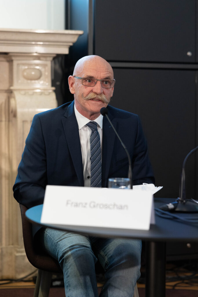 Präsident Franz Groschan beim Sprechen ins Mikrophon während der Pressekonferenz.