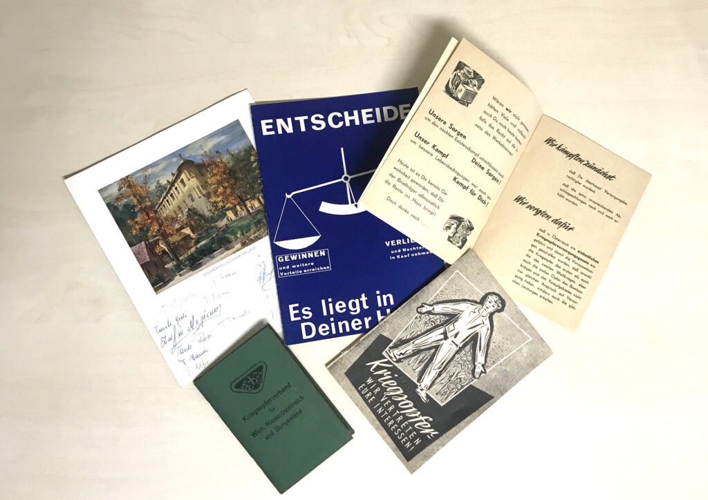 Sammlung von alten Broschüren, Postkarte aus Schloss Freiland und Mitgliederausweis.